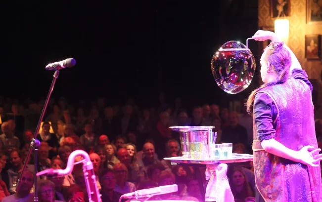 Een bubble show van Stephan Masur op een bedrijfsfeest, met een reuze bellenblaas Bellenblaas artiest tijdens bubble show met reuze bellenblaas voor bedrijfsfeest in Vlaanderen