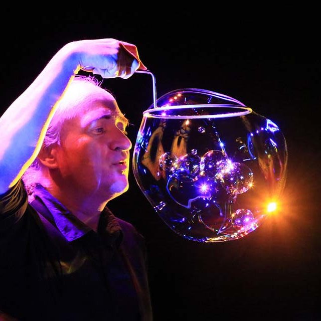 Zeepbelsterrenstelsel, zeepbellen in zeepbellen van zeepbelkunstenaar Stephan Masur Zeepbelsterrenstelsel, zeepbellen in zeepbellen van zeepbelkunstenaar Stephan Masur