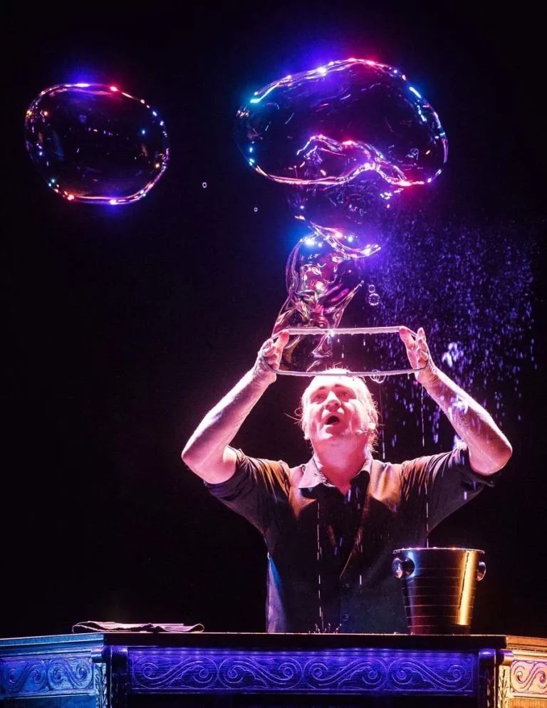 Gigantische zeepbellen, gemaakt met een lus door bellenblaas artiest Stephan Masur Bubble show met reuze zeepbellen op festival in Nederland – bellenblaas artiest Stephan Masur